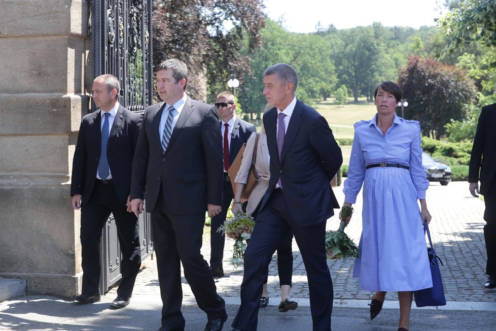 Premiér Andrej Babiš a předseda ČSSD Jan Hamáček se závěsem mluvčích a ochranky poté, co skončila schůze s prezidentem Milošem Zemanem.