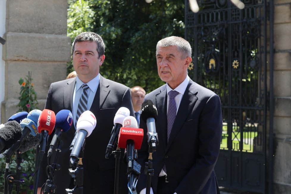 Předseda ČSSD Jan Hamáček a premiér Andrej Babiš (ANO) na tiskové konferenci poté, co skončilo jednání o ústavní krizi. (4. 7. 2019)