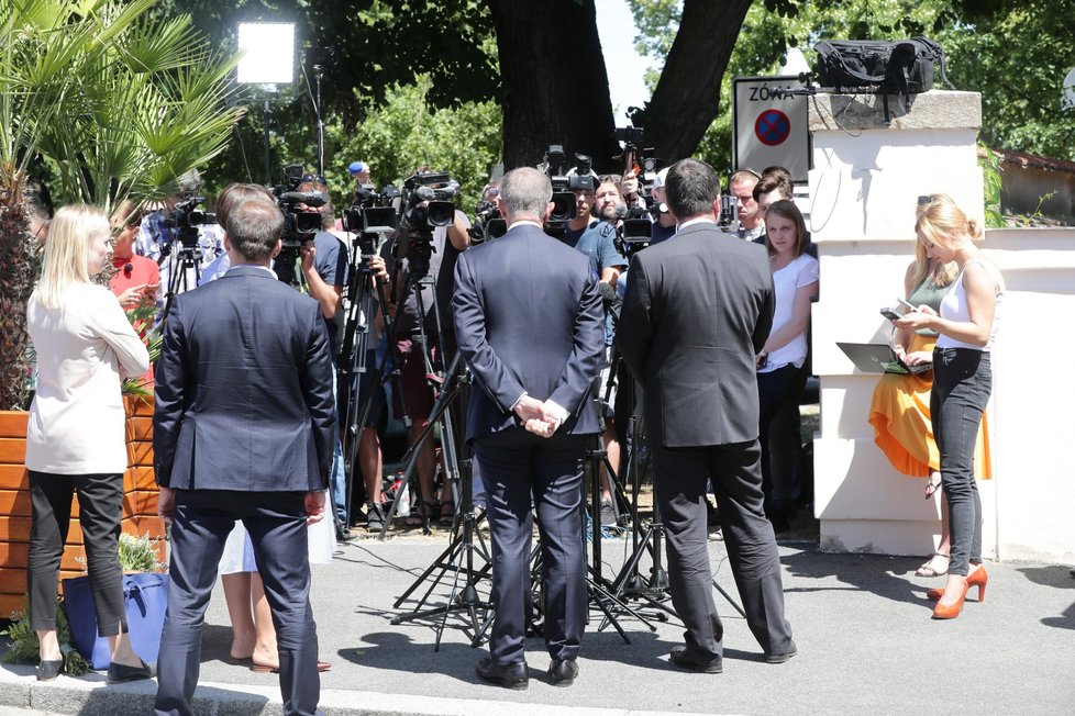 Předseda ČSSD Jan Hamáček a premiér Andrej Babiš (ANO) na tiskové konferenci poté, co skončilo jednání o ústavní krizi (4. 7. 2019). Oba dva politici spěšně konferenci opustili