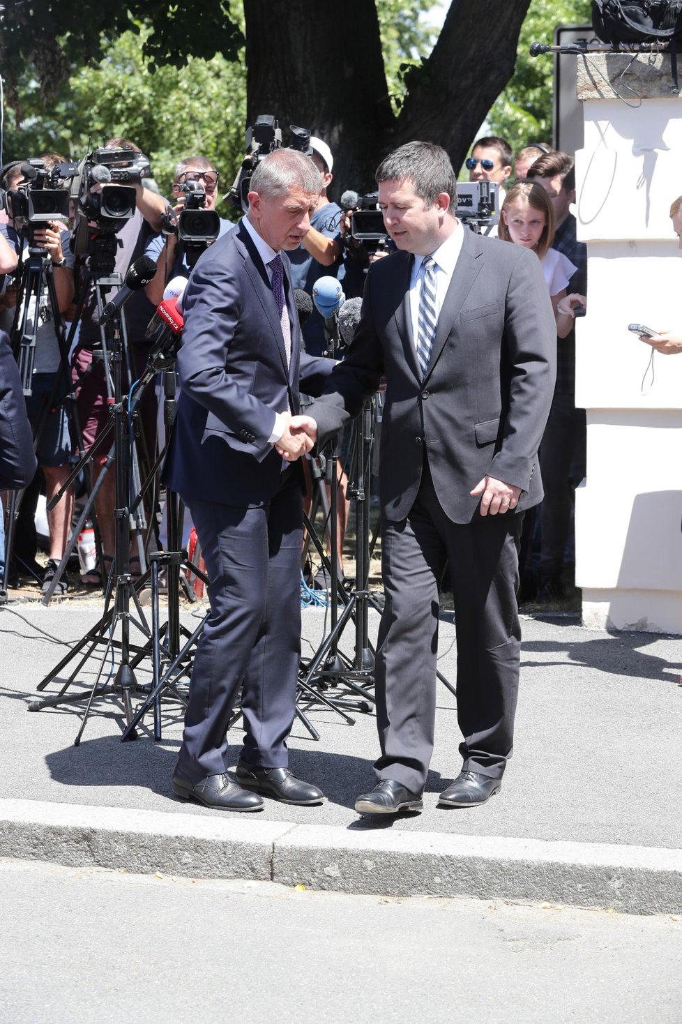 Předseda ČSSD Jan Hamáček a premiér Andrej Babiš (ANO) na tiskové konferenci poté, co skončilo jednání o ústavní krizi (4.7.2019). Oba dva politici spěšně konferenci opustili