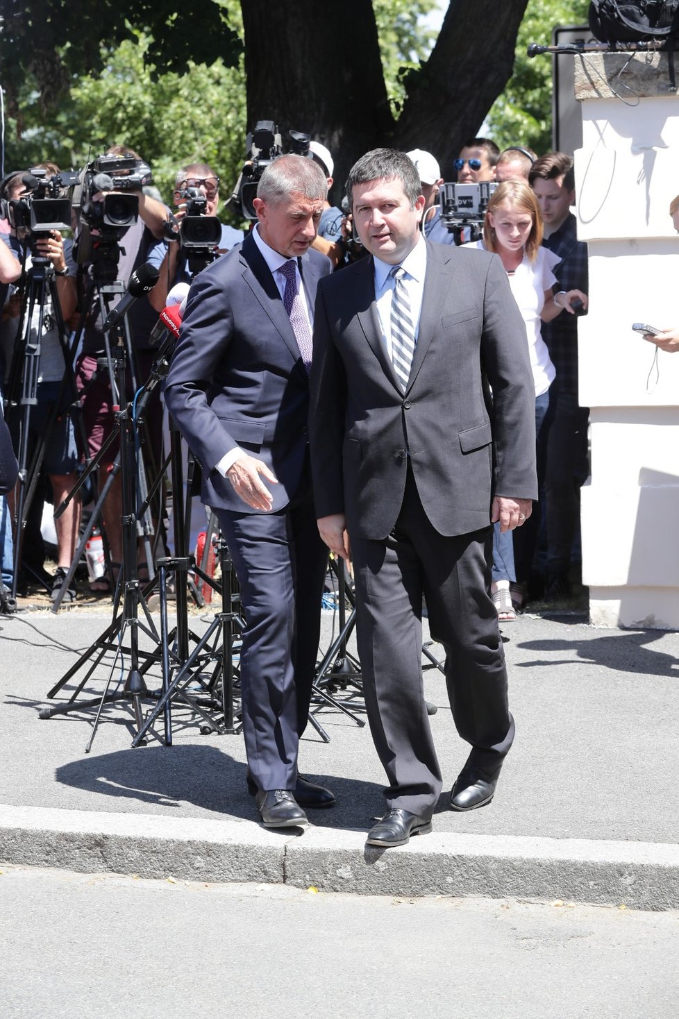 Předseda ČSSD Jan Hamáček a premiér Andrej Babiš (ANO) na tiskové konferenci poté, co skončilo jednání o ústavní krizi (4.7.2019). Oba dva politici spěšně konferenci opustili.