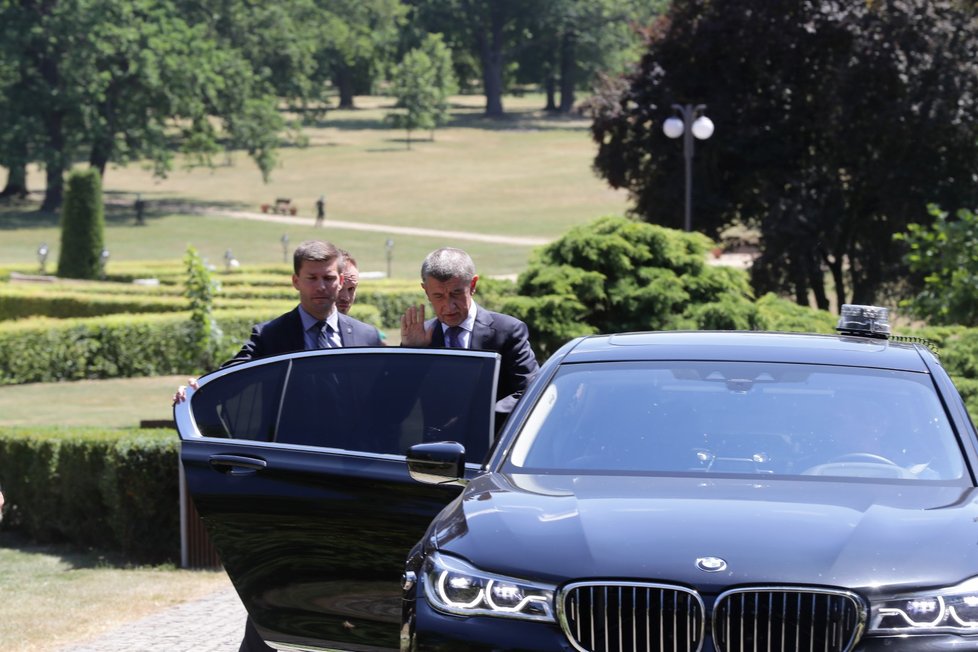 Předseda ČSSD Jan Hamáček a premiér Andrej Babiš (ANO) na tiskové konferenci poté, co skončilo jednání o ústavní krizi (4.7.2019). Oba dva politici spěšně konferenci opustili