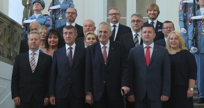 Druhá vláda Andreje Babiše (ANO) po jmenování na Pražském hradě. Metnar v ní působí jako ministr obrany