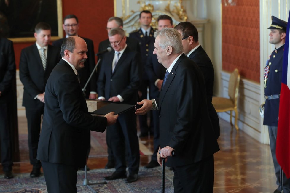 Prezident Miloš Zeman jmenoval vládu Andreje Babiše: Vlevo ministr zemědělství Jiří Milek (13. 12. 2017)