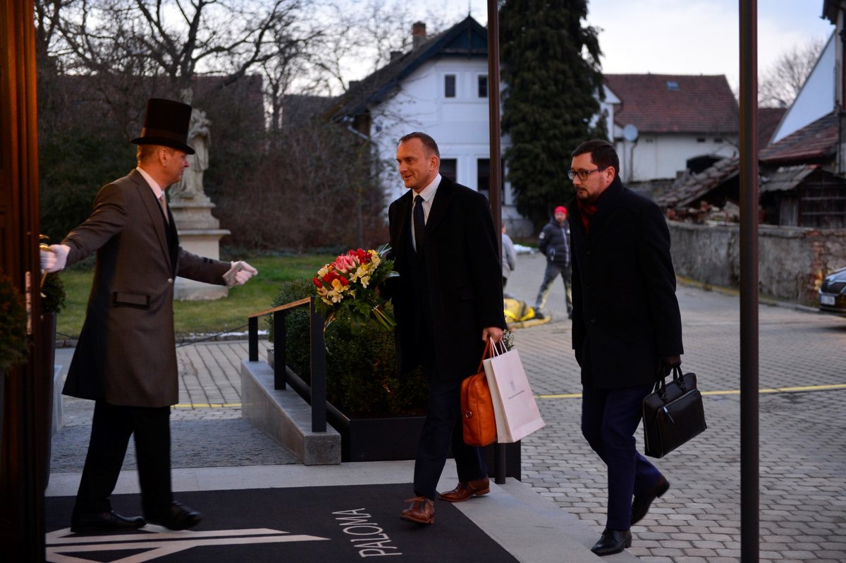 Vladimír Kruliš a Jiří Ovčáček při příchodu do průhonické restaurace (18. 2. 2018)