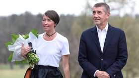 Premiér v demisi Andrej Babiš a mluvčí hnutí ANO Lucie Kubovičová odcházejí 15. dubna ze zámku v Lánech. Babiš se setkal opět s prezidentem Milošem Zemanem.