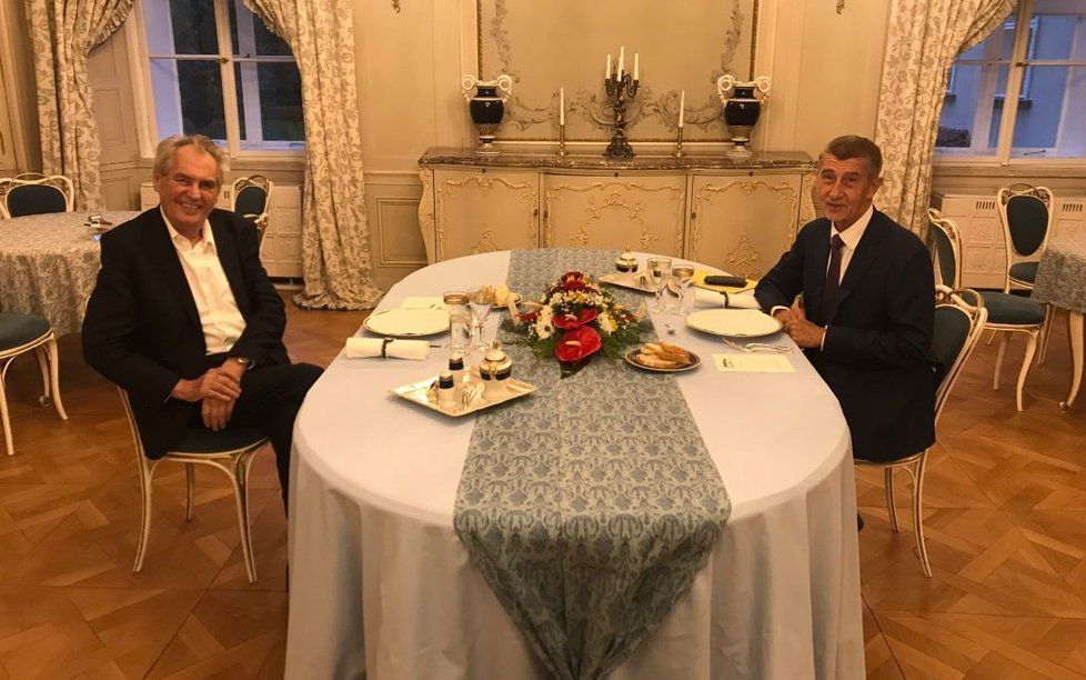 Prezident Miloš Zeman (vlevo) a premiér Andrej Babiš (ANO) na společné schůzce v Lánech (16. 9. 2019)