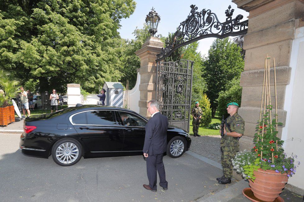 Premiér v demisi Andrej Babiš (ANO) dorazil do Lán za prezidentem Milošem Zemanem