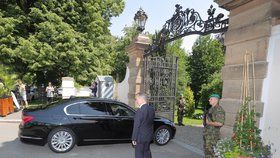 Premiér Andrej Babiš (ANO) zamíří 24. července znovu do Lán na schůzku za prezidentem Zemanem.