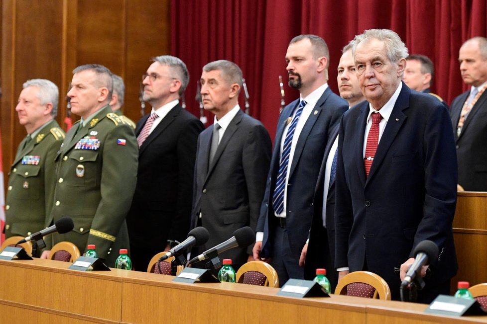 Prezident Miloš Zeman (vpravo) na velitelském shromáždění v Praze. Třetí zleva je ministr obrany Lubomír Metnar (za ANO) a čtvrtý zleva premiér Andrej Babiš (ANO; 20. 11. 2019)