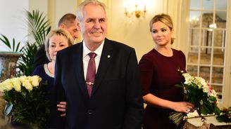 Zeman týden před volbami daroval Fondu ohrožených dětí 2,5 milionu korun