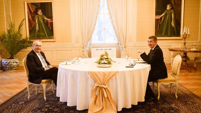 Prezident Miloš Zeman nakonec kvůli protikoronavirovým opatřením pohostil u novoročního oběda ve Žluté jídelně na zámku v Lánech jen samotného premiéra. Původně měli u slavnostního stolu usednout i rodiny obou politiků (3. 1. 2021)