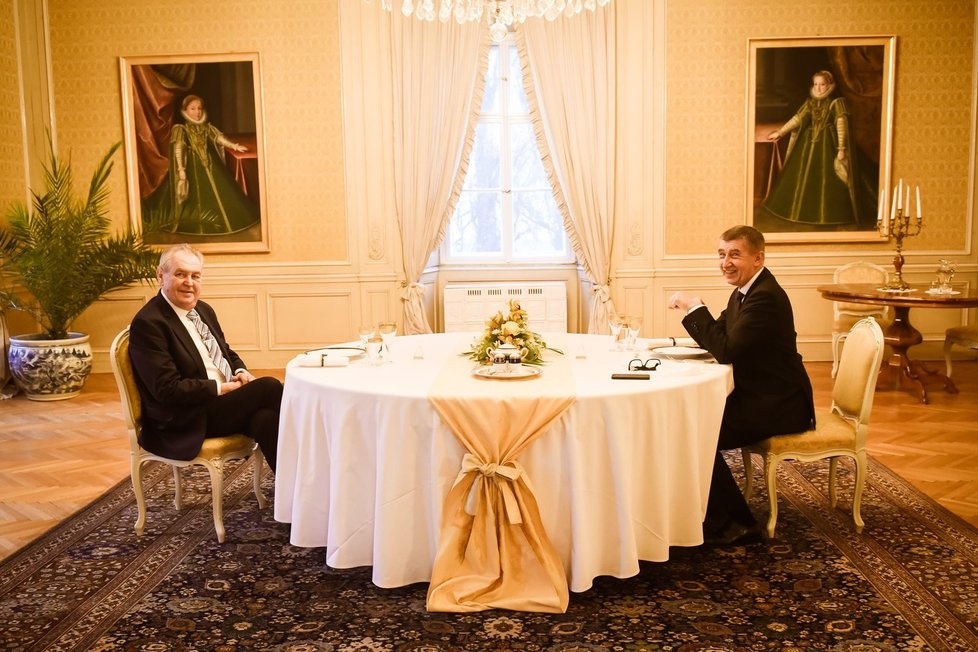 Prezident Miloš Zeman nakonec kvůli protikoronavirovým opatřením pohostil u novoročního oběda ve Žluté jídelně na zámku v Lánech jen samotného premiéra. Původně měly u slavnostního stolu usednout i rodiny obou politiků (3. 1. 2021).