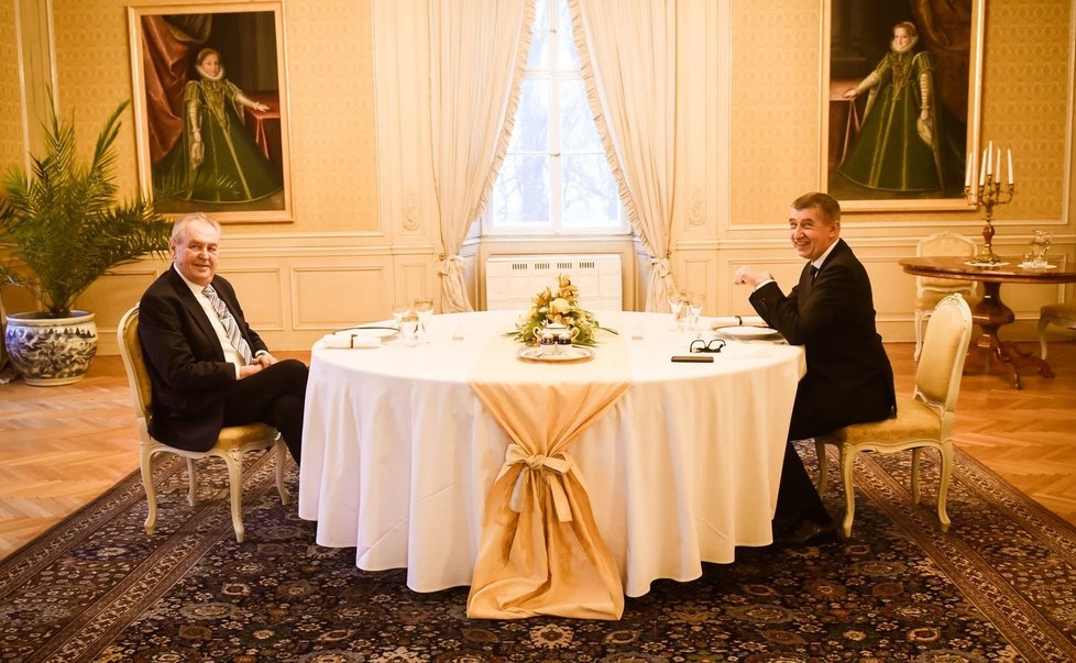 Prezident Miloš Zeman (vlevo) a premiér Andrej Babiš (ANO) na novoročním obědě v Lánech (3. 1. 2021) Prezident Miloš Zeman (vlevo) a premiér Andrej Babiš (ANO) na novoročním obědě v Lánech (3. 1. 2021)