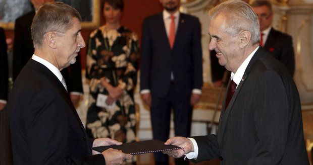 Zeman jmenoval Babiše premiérem a varoval ho: Do vysokých stromů bije blesk