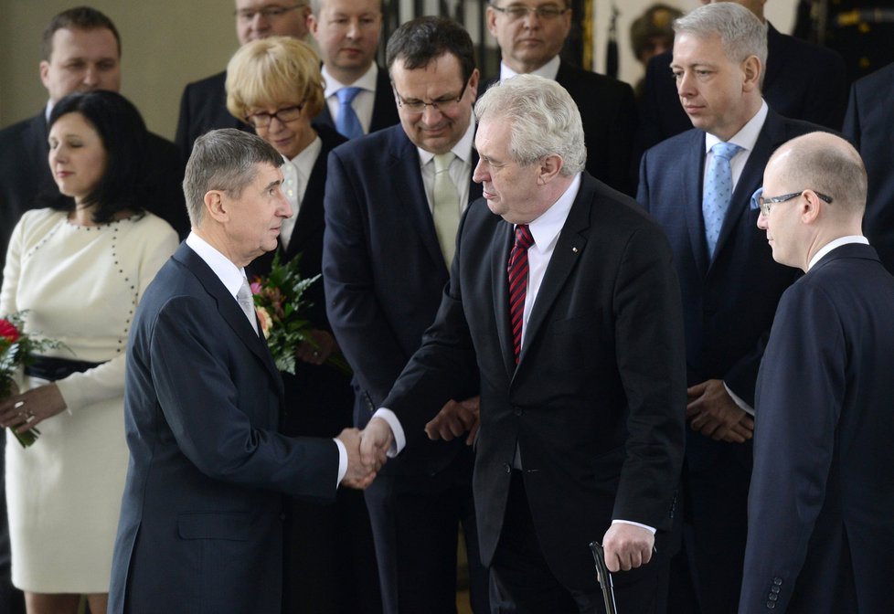 Prezident Miloš Zeman (uprostřed) se zdraví s ministry, poté co jmenoval 29. ledna 2014 na Pražském hradě členy nové vlády.