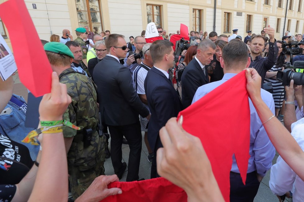 Andrej Babiš (ANO) je podruhé premiérem, jmenoval ho prezident Miloš Zeman (6. 6. 2018)