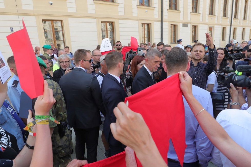 Andrej Babiš (ANO) je podruhé premiérem, jmenoval ho prezident Miloš Zeman (6. 6. 2018).