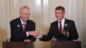 Prezident Miloš Zeman (vlevo) a šéf ANO Andrej Babiš během jmenování