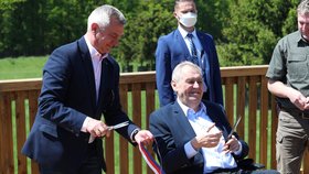 Prezident Miloš Zeman (na vozíku) otevřel novou lávku v Lánské oboře. Doprovodil ho hradní kancléř Vratislav Mynář a šéf tamní lesní správy Miloš Balák (3. 6. 2021)