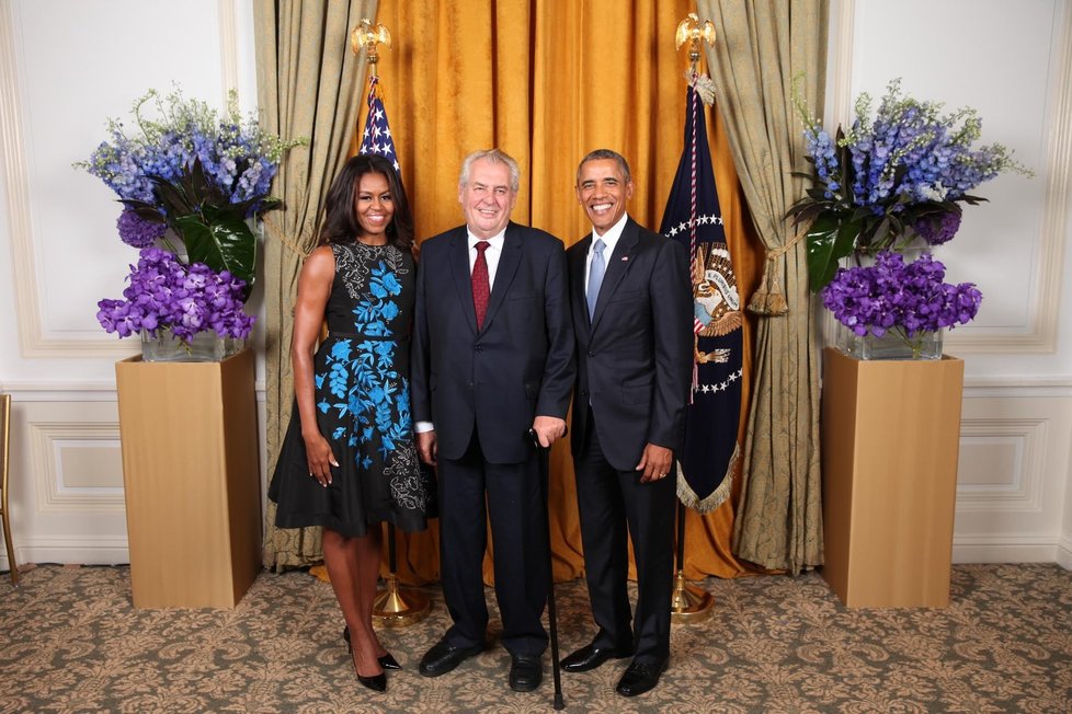Miloš Zeman se loni setkal s americkým prezidentem a jeho manželkou Michelle.