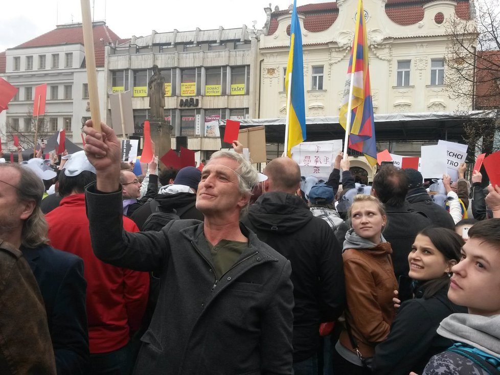 Protestovat proti prezidentu Zemanovi přišel na berounské náměstí i herec Tomáš Hanák.