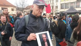 Protestující proti Miloši Zemanovi na berounském náměstí
