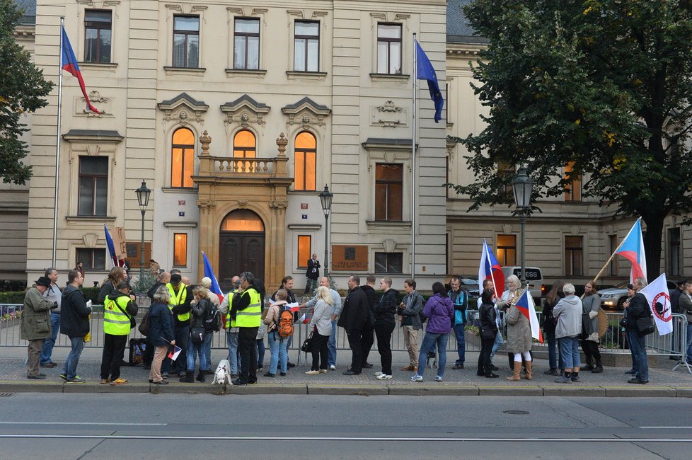 Zasedání Bezpečnostní rady státu: Před Úřad vlády dorazili příznivci Bloku proti islámu a Úsvitu