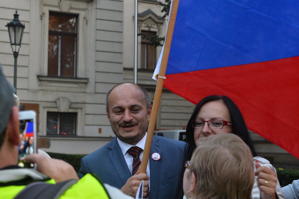 Jedna z hlavních postav Bloku proti islámu Martin Konvička před Úřadem vlády