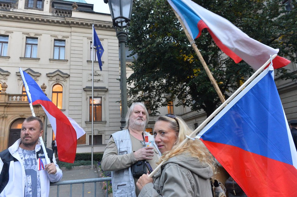 Prezident Miloš Zeman dorazil na Bezpečnostní radu státu. Se svými sympatizanty nemluvil.