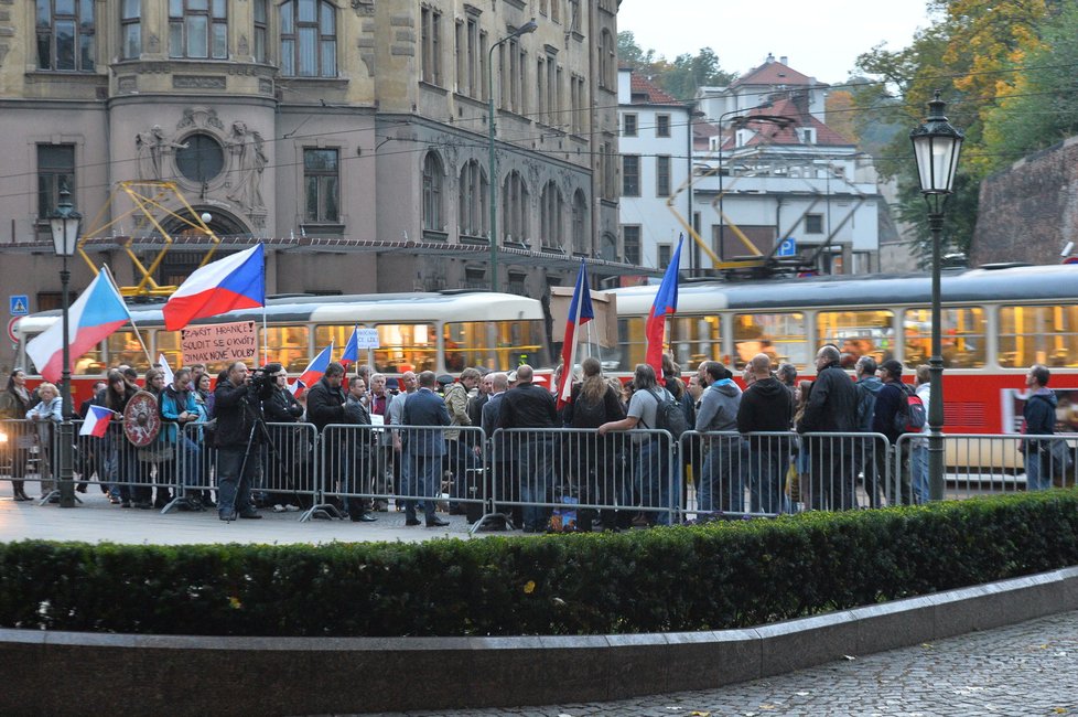 Zasedání Bezpečnostní rady státu: Před Úřad vlády dorazili příznivci Bloku proti islámu a Úsvitu