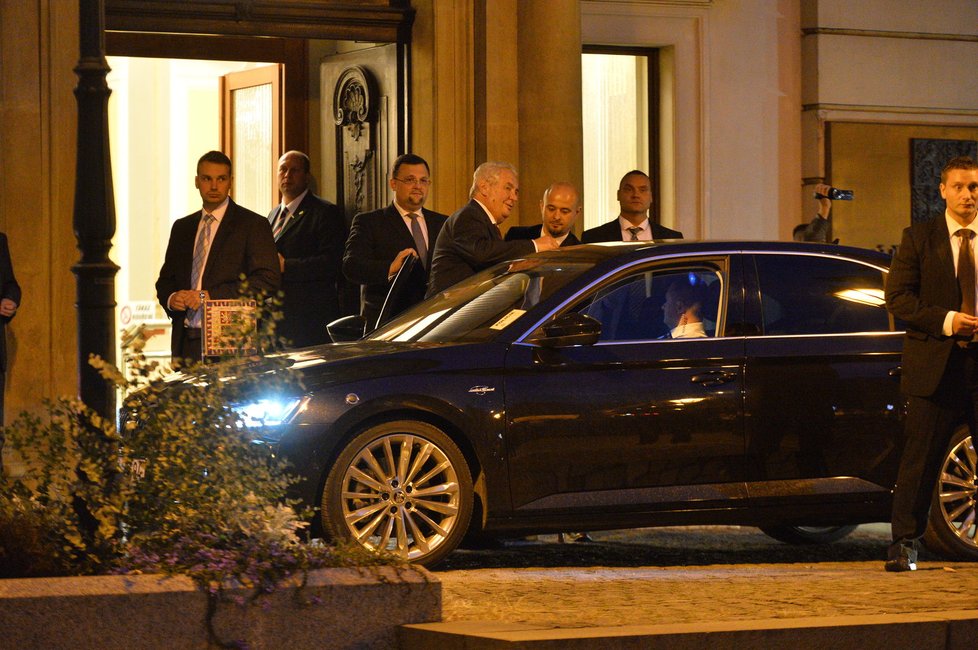 Prezident Miloš Zeman dorazil na Bezpečnostní radu státu. Se svými sympatizanty nemluvil.