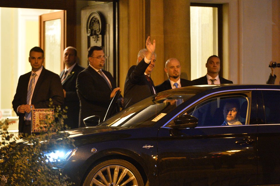 Prezident Miloš Zeman dorazil na Bezpečnostní radu státu. Se svými sympatizanty nemluvil.