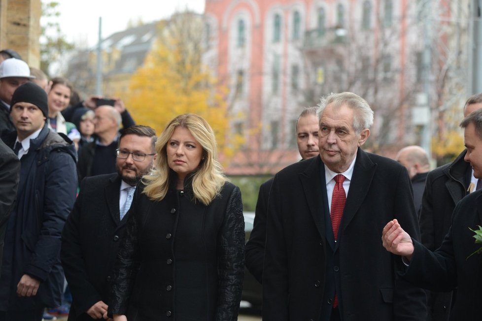 Prezident Zeman položil v Bratislavě věnec k pamětní desce průvodu studentů, kteří v roce 1989 v komunistickém Československu požadovali demokracii (16. 11. 2019)