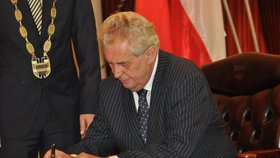 Prezident Zeman se zapsal do knihy návštěv