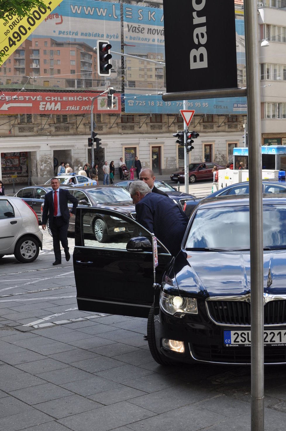 Prezident Zeman se do 100 metrů vzdáleného hotelu nechal přivézt autem