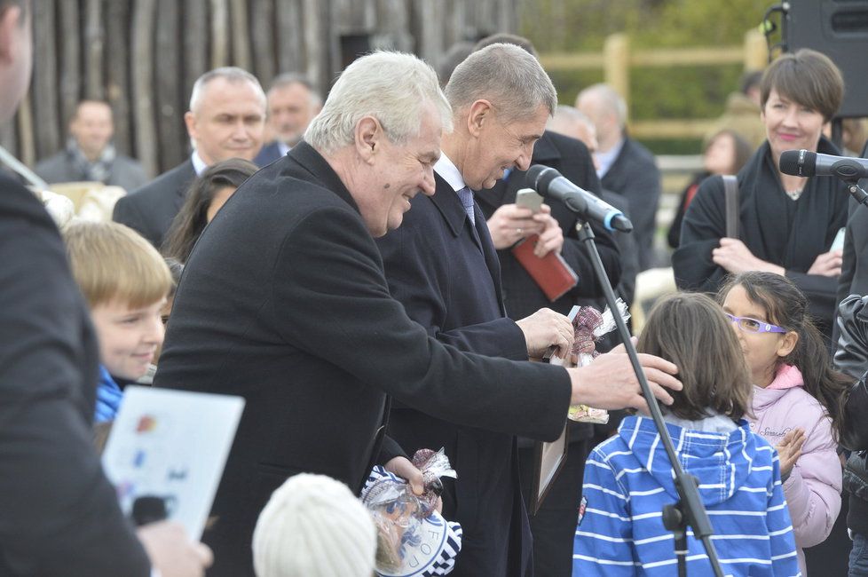 Andrej Babiš přivítal Miloše Zemana na Čapím hnízdě.