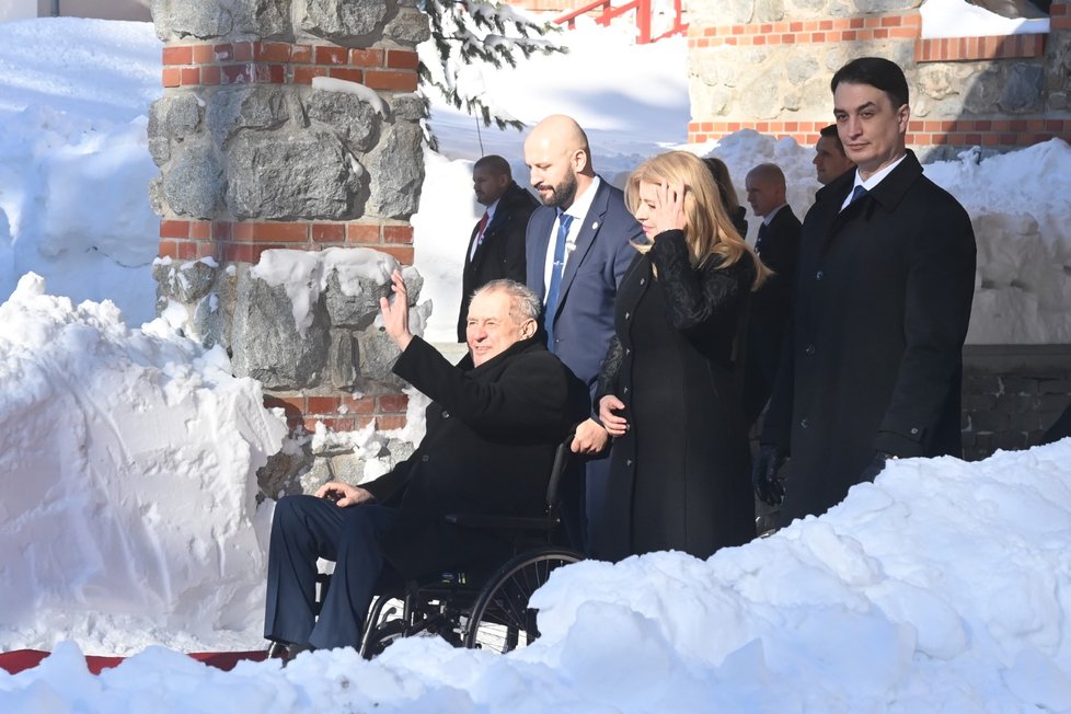 Setkání Miloše Zemana se Zuzanou Čaputovou - Oficiální ceremoniál s vojenskými poctami před Grand hotelem Kempinski (7. 2. 2023)