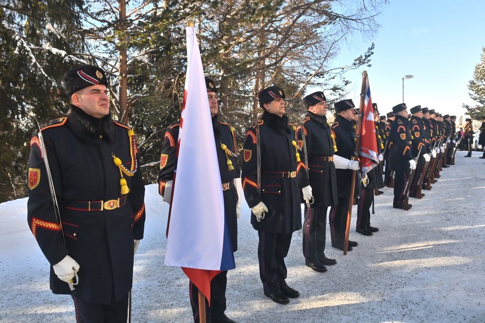 Setkání Miloše Zemana se Zuzanou Čaputovou - Oficiální ceremoniál s vojenskými poctami před Grand hotelem Kempinski (7. 2. 2023)