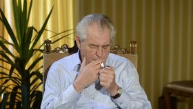 Prezident Miloš Zeman si zapálí rád.