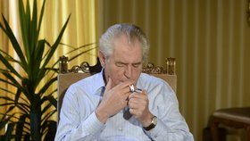 Prezident Miloš Zeman je vášnivý milovník cigaret i alkoholu.