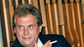 1996: Zemana po celou jeho politickou kariéru doprovázela láska k cigaretám.
