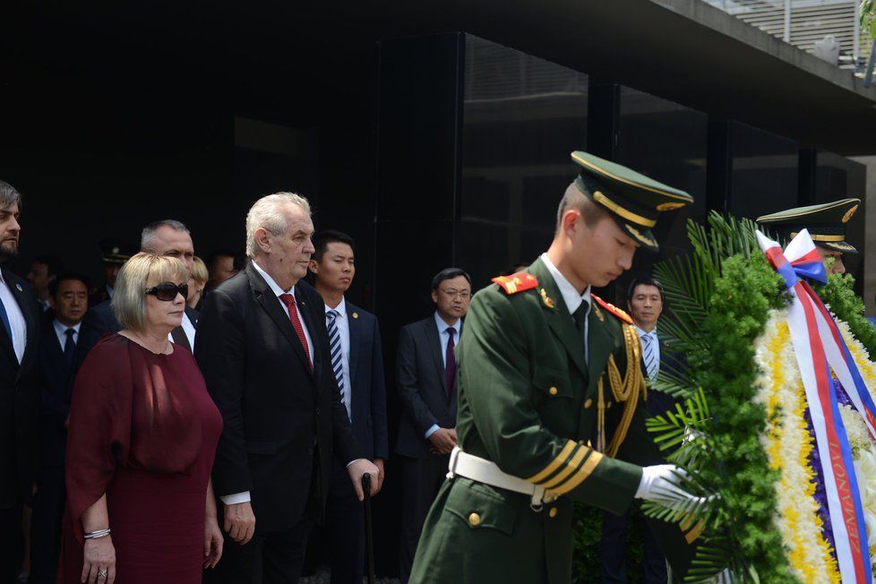 Prezident Miloš Zeman s manželkou Ivanou uctili v čínském Nankingu oběti masakru