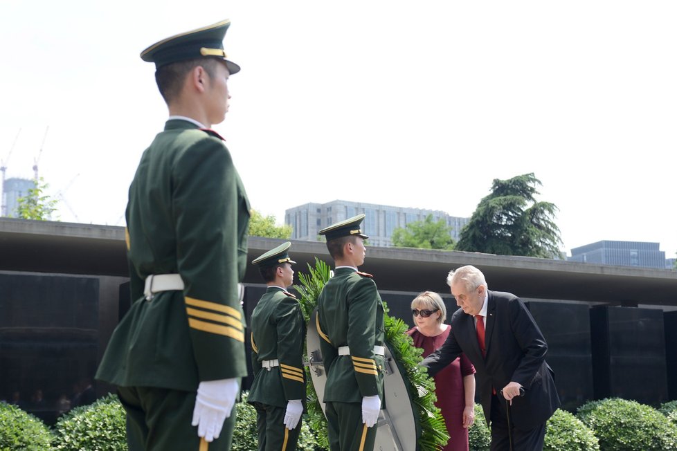 Prezident Miloš Zeman s manželkou Ivanou uctili v čínském Nankingu oběti masakru.