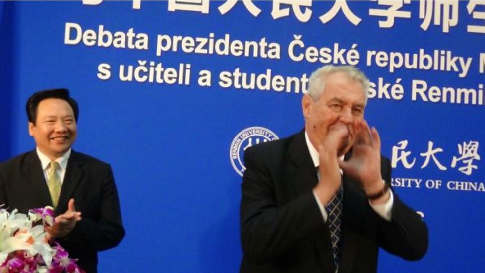 Zeman na univerzitě čínsky zdraví studenty.