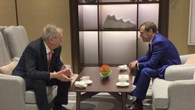Prezident Miloš Zeman se na návštěvě Číny setkal s ruským premiérem Medveděvem (4.11.2018)