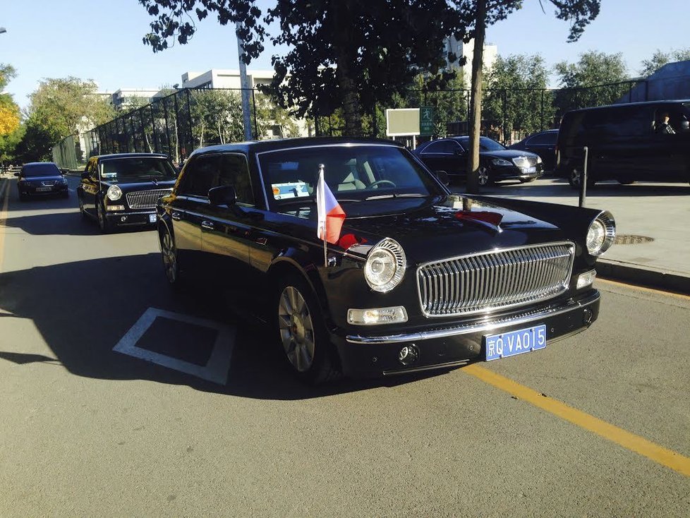 V Číně dostal Zeman k dispozici limuzínu s poněkud jinou historií - automobil značky Red Flag (v překladu červená vlajka), která je kopií Zil-u, auta, kterým jezdívali sovětští hlavouni.