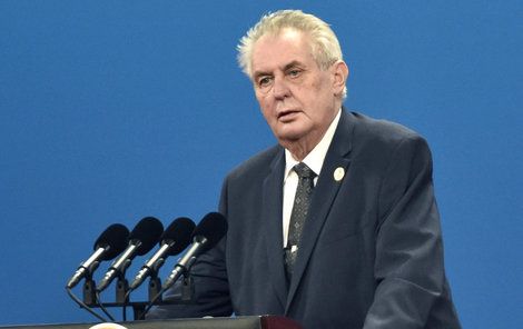 Když si podával Zeman s čínským protějškem Zeman ruku, opíral se unaven o hůlku.