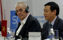 Zeman ve Vietnamu: Zrušme Čechům víza!