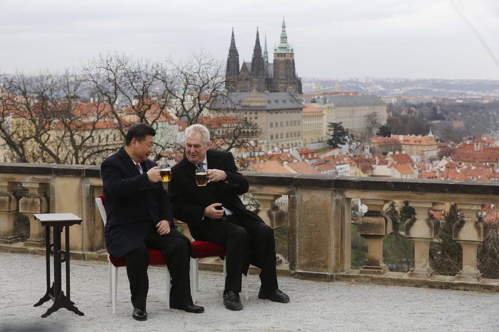 Prezident Miloš Zeman a jeho čínský protějšek Si Ťin-pching zapíjejí třídenní návštěvu plzeňským pivem